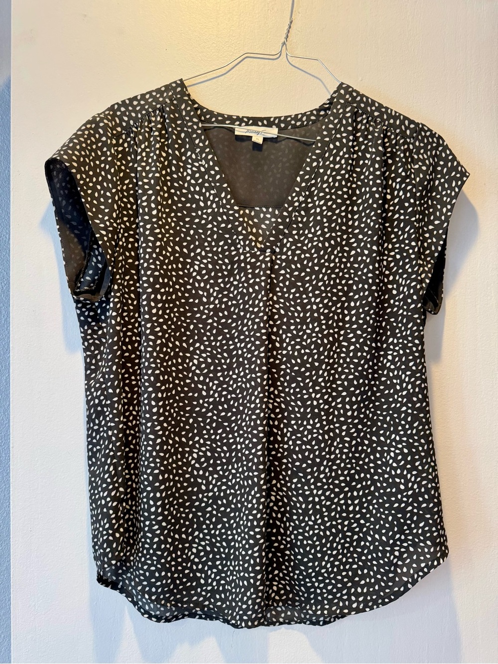 Dark Gray & White Teardrop V-Neck Cap Sleeve Blouse